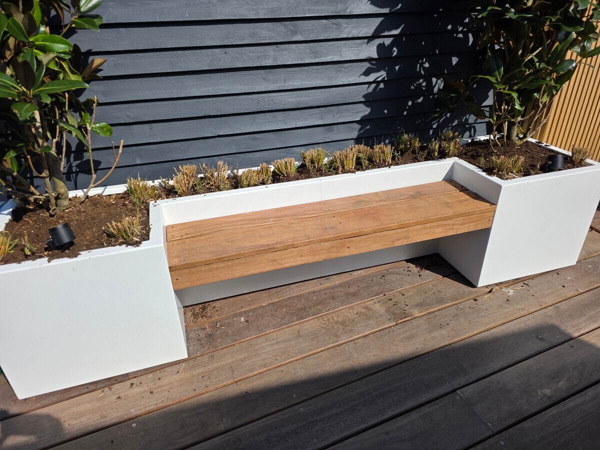Plantenbak met zitbank